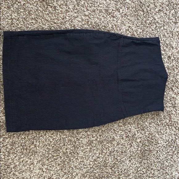 Black stripe  below knew skirt stretchy material - Picture 3 of 3
